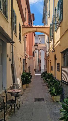 an alley with chairs and tables in an alley between buildings at Casa JEANMARC in Moneglia
