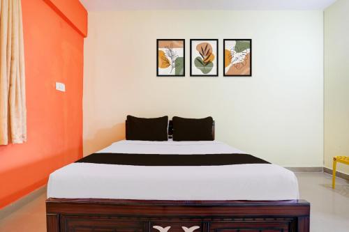 Hotel O AADITYA COMFORTS BOARDING & LODGINGにあるベッド