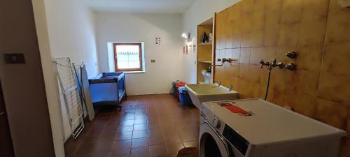 a bathroom with a sink and a washing machine at Große Wohnung mit Garagenparkplatz in Vols am Schlern