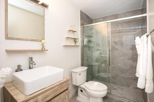 Ένα μπάνιο στο The Bohemian Heaven! with jacuzzi, Playgroud, 2miles to downtown