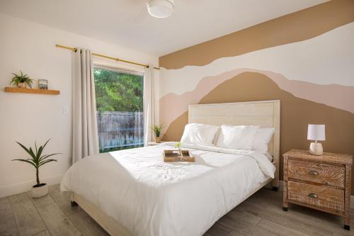 Ένα ή περισσότερα κρεβάτια σε δωμάτιο στο The Bohemian Heaven! with jacuzzi, Playgroud, 2miles to downtown