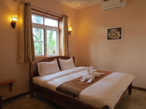 Een bed of bedden in een kamer bij Pongsin Resort
