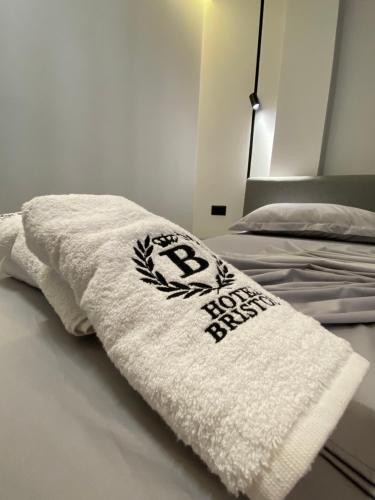 Ein Bett oder Betten in einem Zimmer der Unterkunft Hotel Bristol Velipoje