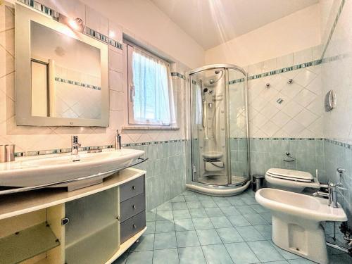 Koupelna v ubytování - Rustic Charm with Garden & Pool -