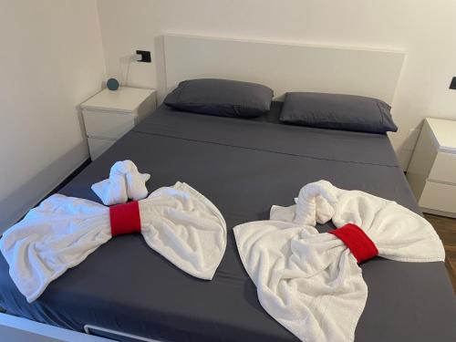 a bed with two white towels on it at Casa Borgata in Grondona