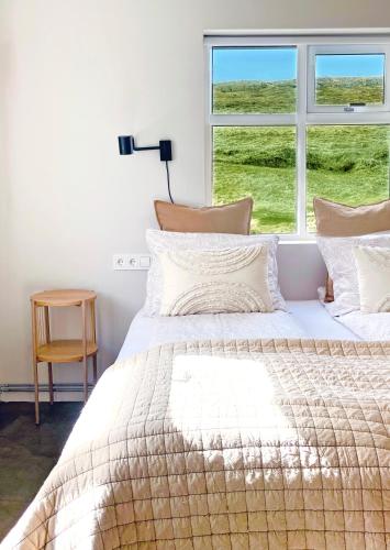 Una cama o camas en una habitación de Lindarhóll Guesthouse