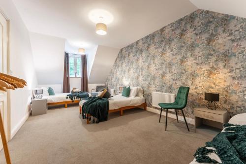 Ένα ή περισσότερα κρεβάτια σε δωμάτιο στο Stylish 5Bedroom Getaway in Quiet Mildenhall Area