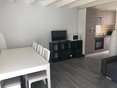 TV a/nebo společenská místnost v ubytování Maison avec plage à pied