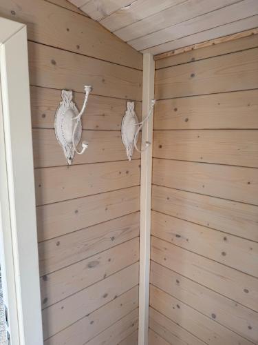 two cats on the wall of a sauna at Elbstrand Koje mit Elbblick in Stade