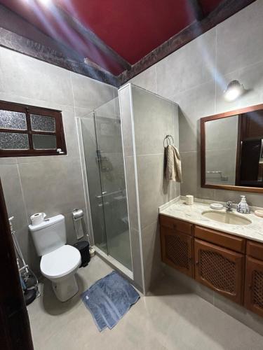 Et badeværelse på CASA com piscina em ITAIPAVA RJ, no Condomínio Vale da Boa Esperança