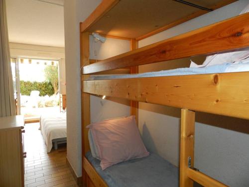quelques lits superposés dans une chambre dans l'établissement Studio avec coin nuit, accès plage direct, piscine et tennis - 4 couchages - Bormes-les-Mimosas - FR-1-251-795, à Bormes-les-Mimosas
