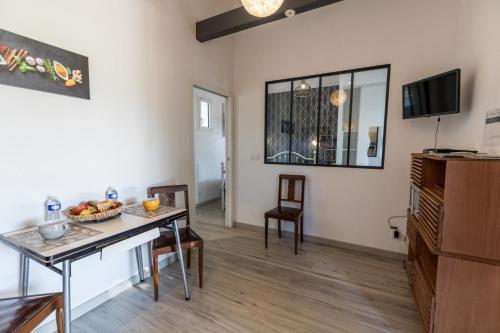 Gallery image of Elite in Lacquy