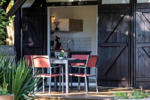Gallery image of Elite in Lacquy