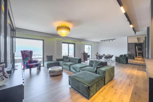 Phaedrus Living Apollo Skyview Penthouse