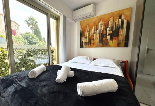- une chambre avec un lit et des serviettes de toilette dans l'établissement ApartHotel Riviera - La Terrasse de Clairefontaine - Swimming pool - Fabron, à Nice