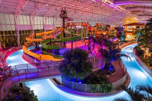 een overdekt waterpark met een waterglijbaan bij Sleep 6 Bold 1BR 2BA Beachfront CozySuites in Atlantic City