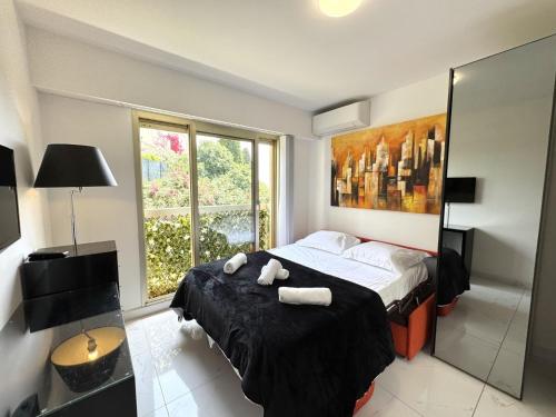 une chambre avec un lit avec deux serviettes dessus dans l'établissement ApartHotel Riviera - La Terrasse de Clairefontaine - Swimming pool - Fabron, à Nice