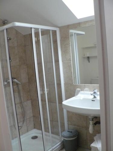 ein Badezimmer mit Dusche und Waschbecken in der Unterkunft Les écuries de Bel Air in Muzillac