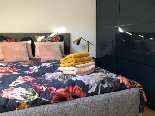 a bedroom with a bed with a flower blanket at appartement cosy in Saint-James