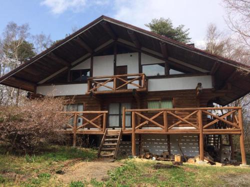 ein Haus auf einem Hügel mit Holzkonstruktion in der Unterkunft NAGANOoo in Chino