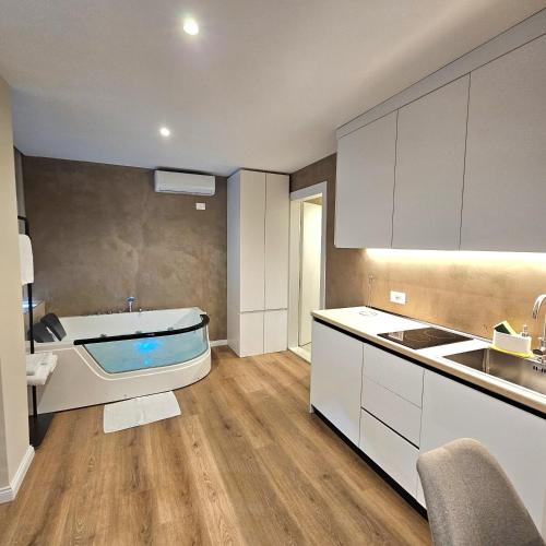 Fotografie z fotogalerie ubytování Jacuzzi Apartment Tirana Center v destinaci Tirana