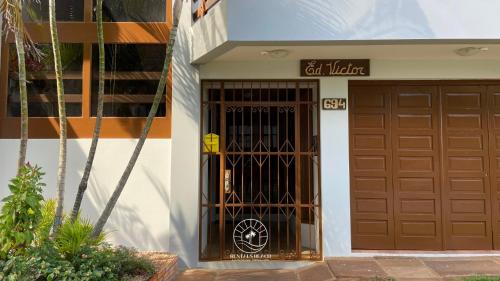 un garage con una porta e un cartello sopra di Apto 2 quartos na praia de Torres - 500mts do mar - Varanda com churrasqueira - Tv Smart - Wifi - Garagem - Aceita Pet a Passo de Torres
