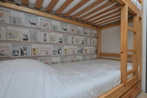 Ένα ή περισσότερα κρεβάτια σε δωμάτιο στο Appartement au coeur de la vallée