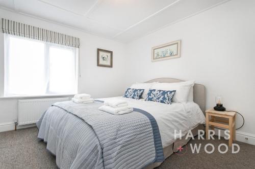 En eller flere senge i et værelse på Saltmarsh Cottage