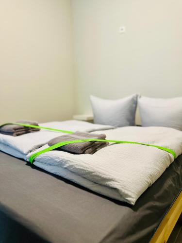 Ένα ή περισσότερα κρεβάτια σε δωμάτιο στο Neuwertiges Apartment mit schnellem WLAN, Netflix, Glasfaser, Kostenlose Privatparkplatz auch für Transporter geeignet R21