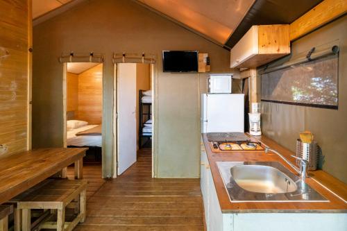 Η κουζίνα ή μικρή κουζίνα στο Lodge 1 - Domaine Des Landes