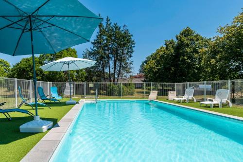 une piscine avec des chaises et un parasol dans l'établissement Lodge 1 - Domaine Des Landes, à Lesperon