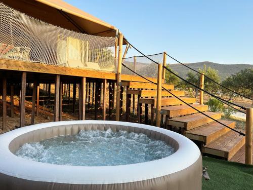 una vasca idromassaggio interrata con scale sullo sfondo di Riza Eco Tents a San Vito lo Capo
