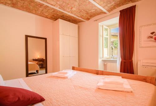 Giường trong phòng chung tại La Rosa nel Borgo - appartamento con garage