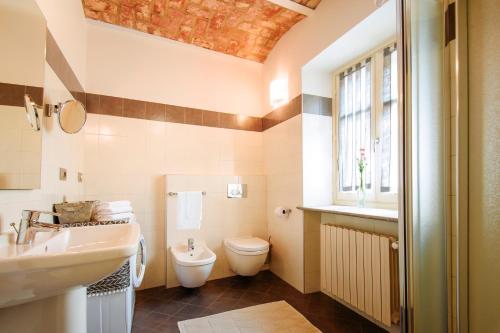 Phòng tắm tại La Rosa nel Borgo - appartamento con garage