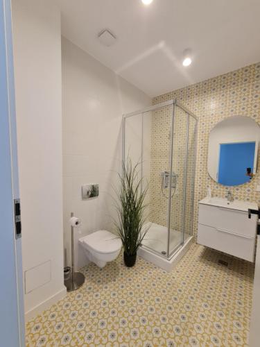 a bathroom with a toilet and a shower and a sink at Residence Sole by Axxis Nova Resort - Apartament luxury 70mp cu terasa si vedere la mare, acces direct pe plaja Axxis Beach BluFlag - Mamaia Nord - Parcare gratuita in Mamaia