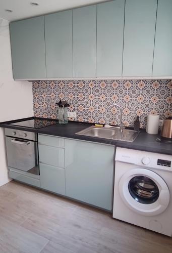 Sunny Penthouse with Large Terrace - Walk to Beach PMT25