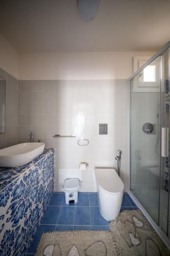 a bathroom with a tub and a toilet and a sink at The twins Rooms in Marettimo 2 in Marettimo