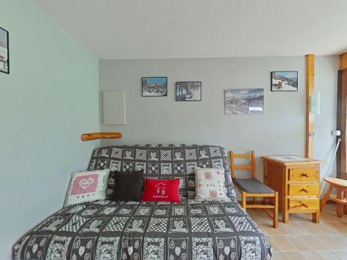 sypialnia z łóżkiem, biurkiem i krzesłem w obiekcie Studio cabine 4 pers avec terrasse et garage, proche navettes ski - Le Grand-Bornand - FR-1-241-242 w mieście Le Grand-Bornand