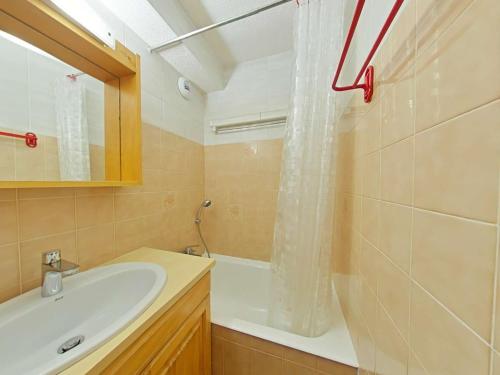łazienka z umywalką, wanną i prysznicem w obiekcie Studio cabine 4 pers avec terrasse et garage, proche navettes ski - Le Grand-Bornand - FR-1-241-242 w mieście Le Grand-Bornand
