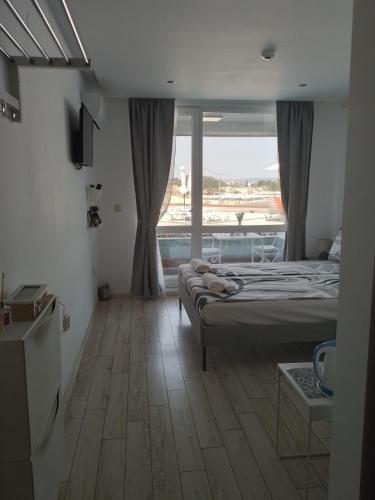 Postel nebo postele na pokoji v ubytování Paradiso Aparthotel, Studio 106