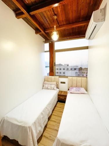 Oued LaouにあるVisit Chamal - Safranの窓のある部屋にベッドが2つある