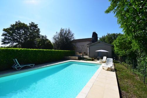 une piscine dans l'arrière-cour d'une maison dans l'établissement Ancien presbytère restauré - Gites de France 3 épis, à Parranquet