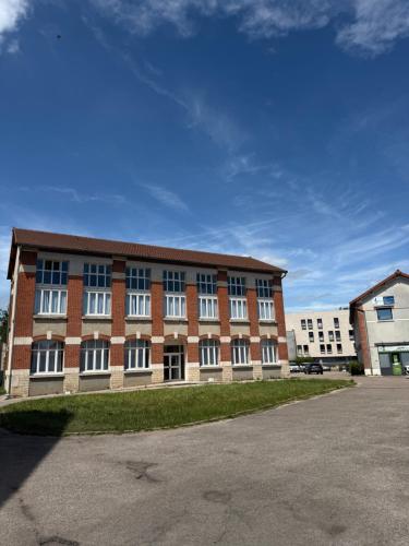 a large brick building with a lot of windows at Escale moderne et chaleureux in Auxerre