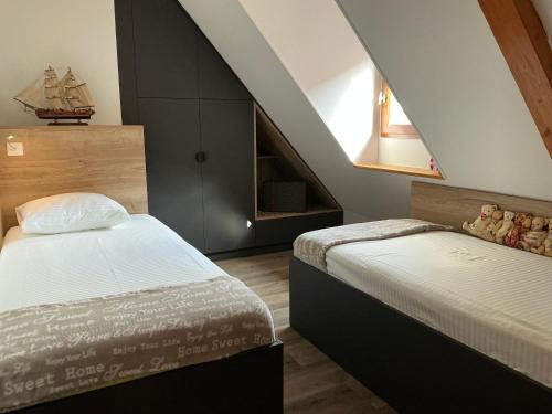 - 2 lits dans une chambre mansardée dans l'établissement Le Tokay, à Ribeauvillé