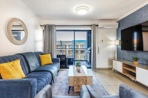 Χώρος καθιστικού στο The Blue Horizon Modern Comfort Two Bedroom Umhlanga Ridge Apartment Sleeps 6