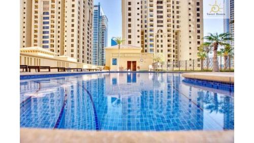 Bazén v ubytování Charming spacious studio apartment in the heart of JBR By SWEET HOMES nebo v jeho okolí