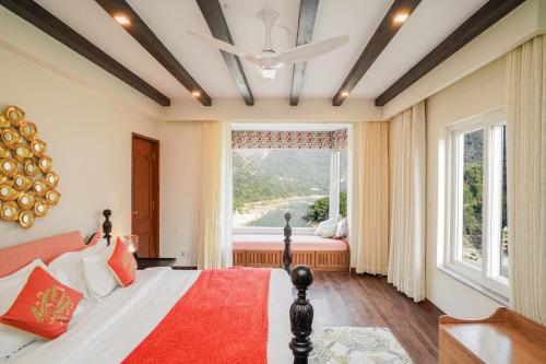 Ένα ή περισσότερα κρεβάτια σε δωμάτιο στο ALOHA Apartment Rishikesh - Luxury 2 Bedroom Ganga View