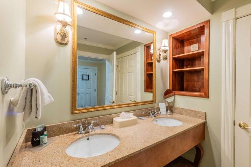 a bathroom with two sinks and a large mirror at Best Western White House Inn in Bangor