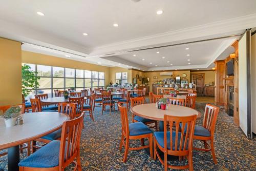 a restaurant with tables and chairs in a room at Best Western White House Inn in Bangor