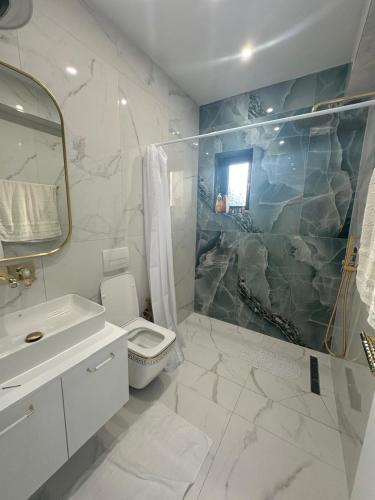 フィエルにあるVery luxuri 2 bedroom apartment sea viewのシャワー、トイレ、洗面台を備えたバスルーム